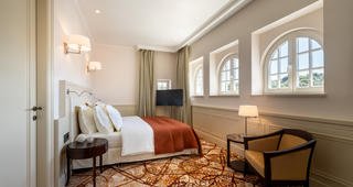 Alhambra Suite, pogled more