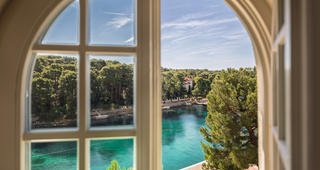 Alhambra Suite, pogled more