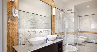 Alhambra Suite, pogled more