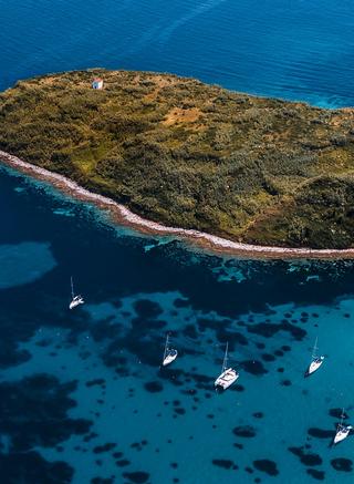 susak beach boats
