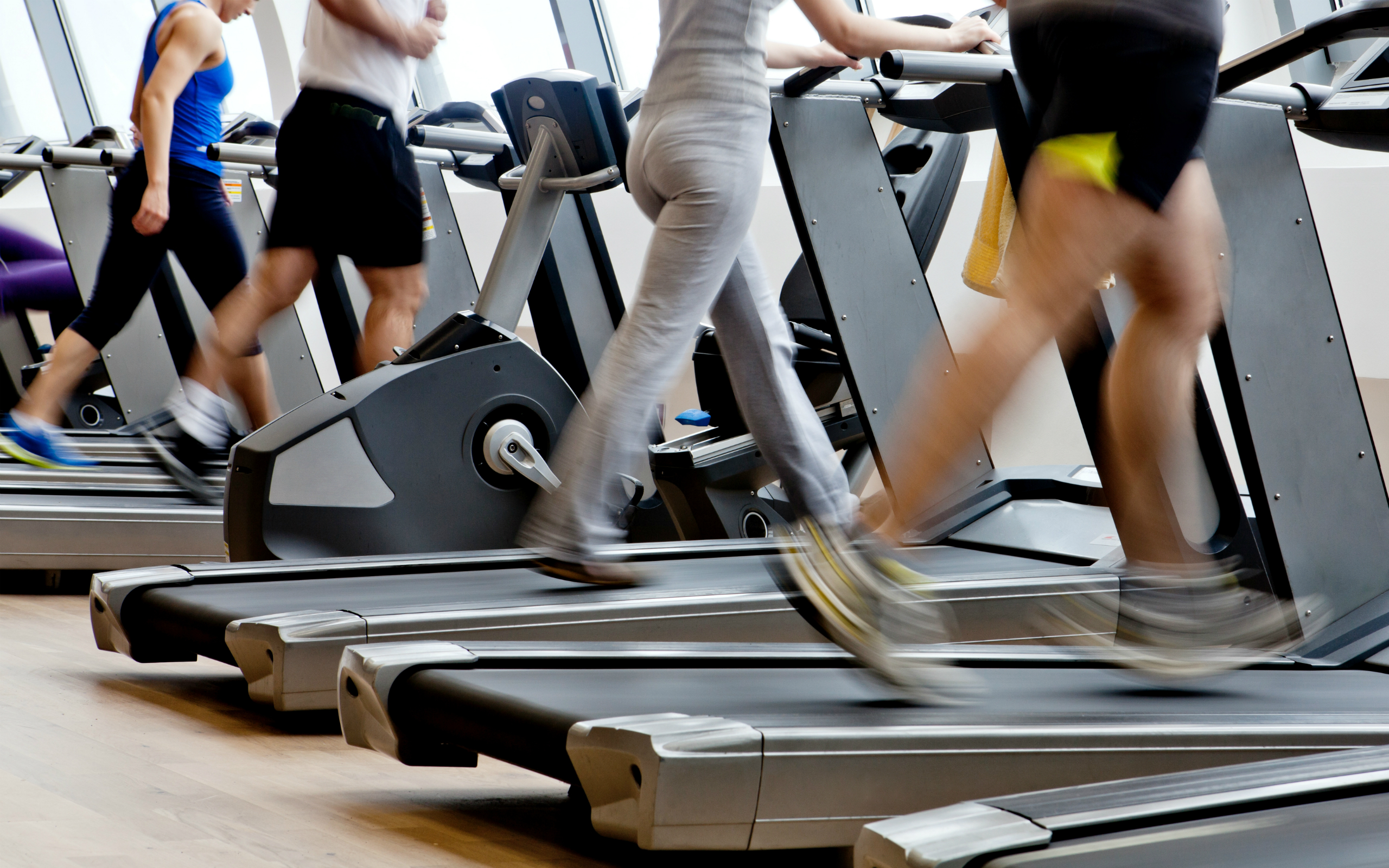 Exercise skills. Люди в спортзале на беговой дорожке. Человек бегает на беговой дорожке. Мужчина и женщина на беговой дорожке. Тренировка на улице.